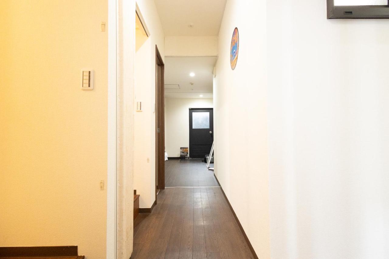 Apartamento East Shinjuku Triplex: 3-bedroom With Shared Shower