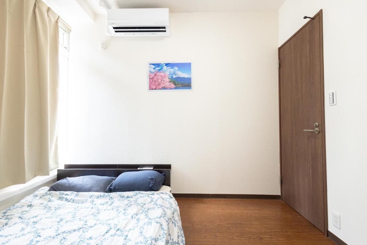 East Shinjuku Triplex: 3-bedroom With Shared Shower * Tóquio