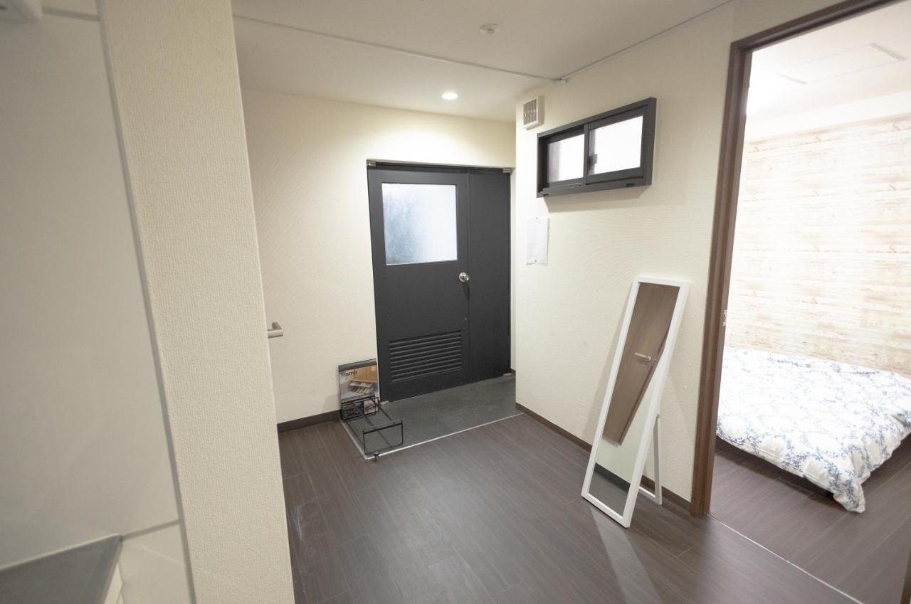 East Shinjuku Triplex: 3-bedroom With Shared Shower Tóquio