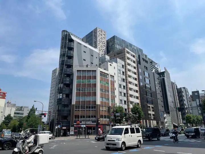 Apartamento East Shinjuku Triplex: 3-bedroom With Shared Shower